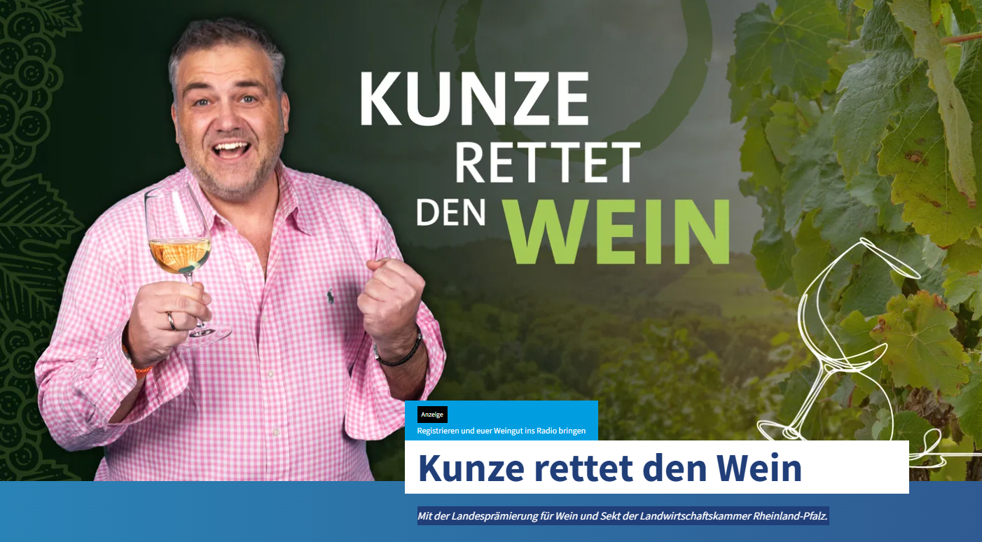 Moderator Kunze mit einem Glas Wein.